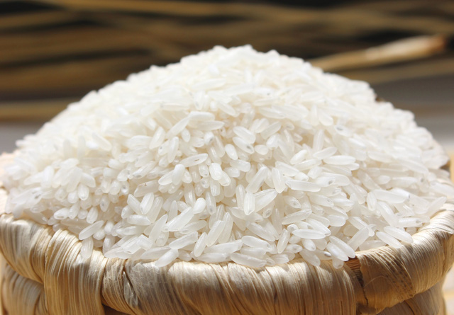 Gạo được chọn làm tranh là những hạt gạo thon đều nhau và săn chắc. Gạo rang có thể tạo ra hơn 10 màu sắc khác nhau với gam màu từ trắng vàng nâu đen