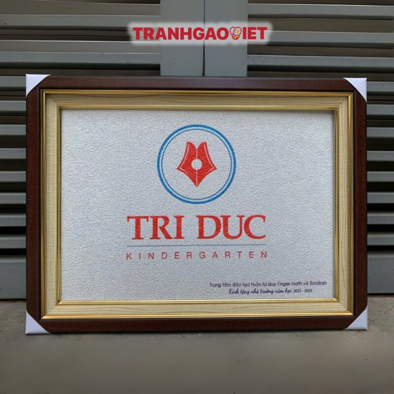 Tranh Gạo Logo Tri Duc KinderGarten